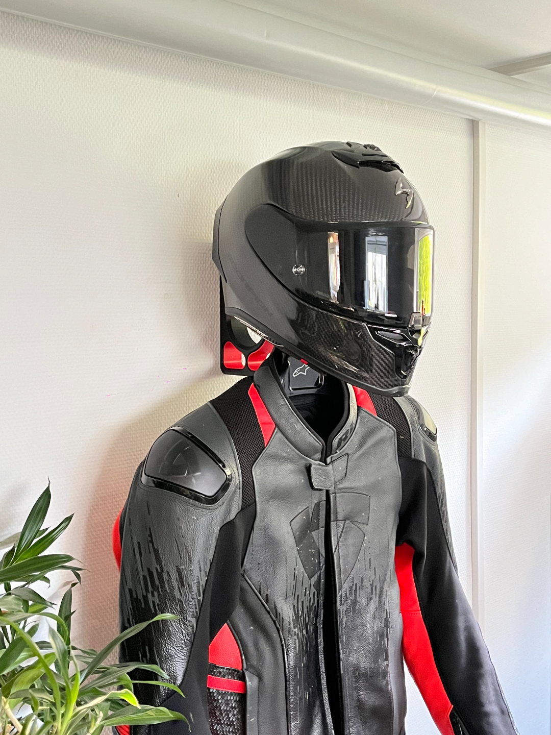 SOPORTE PARA CASCO + MONO
